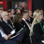 Eine Gruppe von Menschen sitzt auf einer Konferenz.