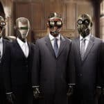 Eine Gruppe Geschäftsleute in Anzügen und Hüten.