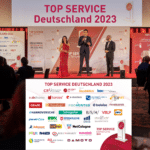 Impressionen des Abends der Preisverleihung. Zu sehen sind die Moderatoren mit dem Geschäftsführer auf der Bühne. Unten sind die Gewinner Unternehmen mit ihren Logos abgebildet.